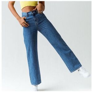 Levi’s high waisted straight jeans 24